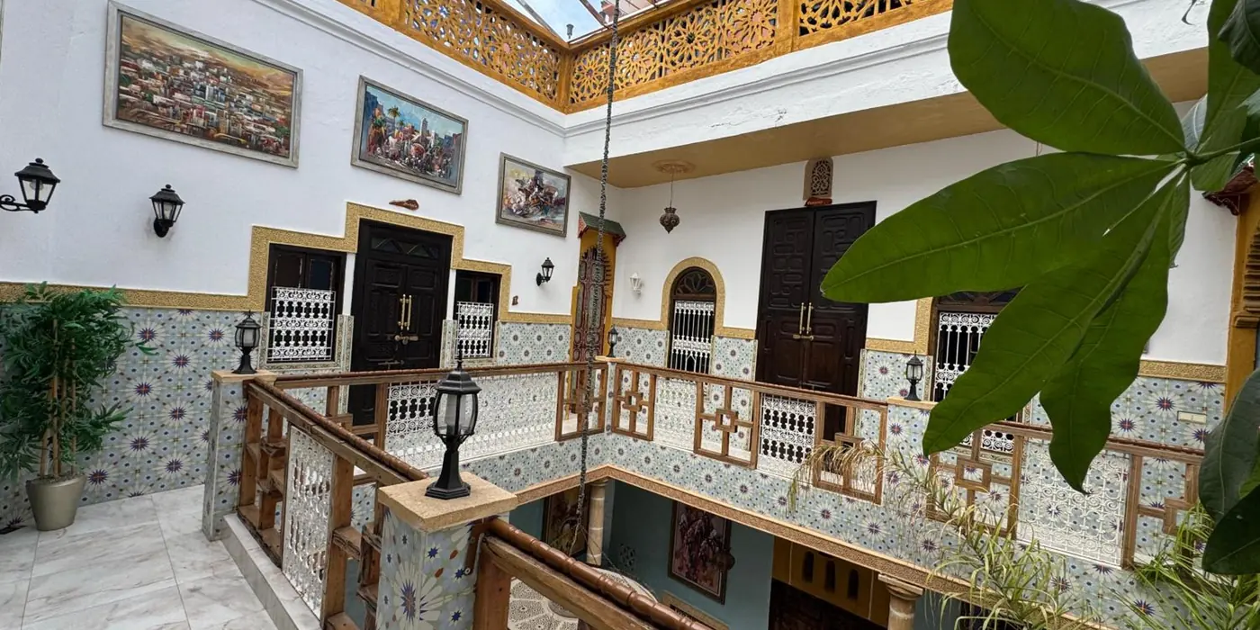 La galerie de l’étage, ses portes et ses tableaux, sous la verrière