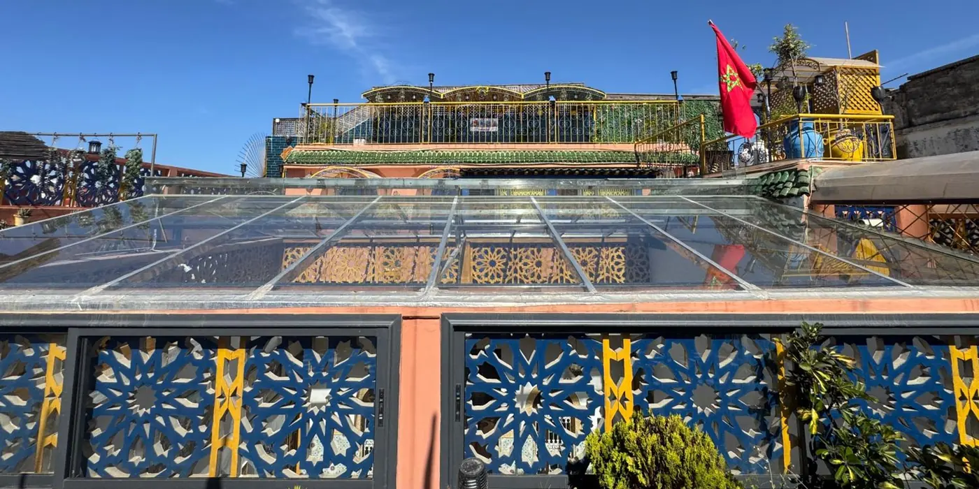 Le rooftop, ses garde-corps ajourés et la verrière