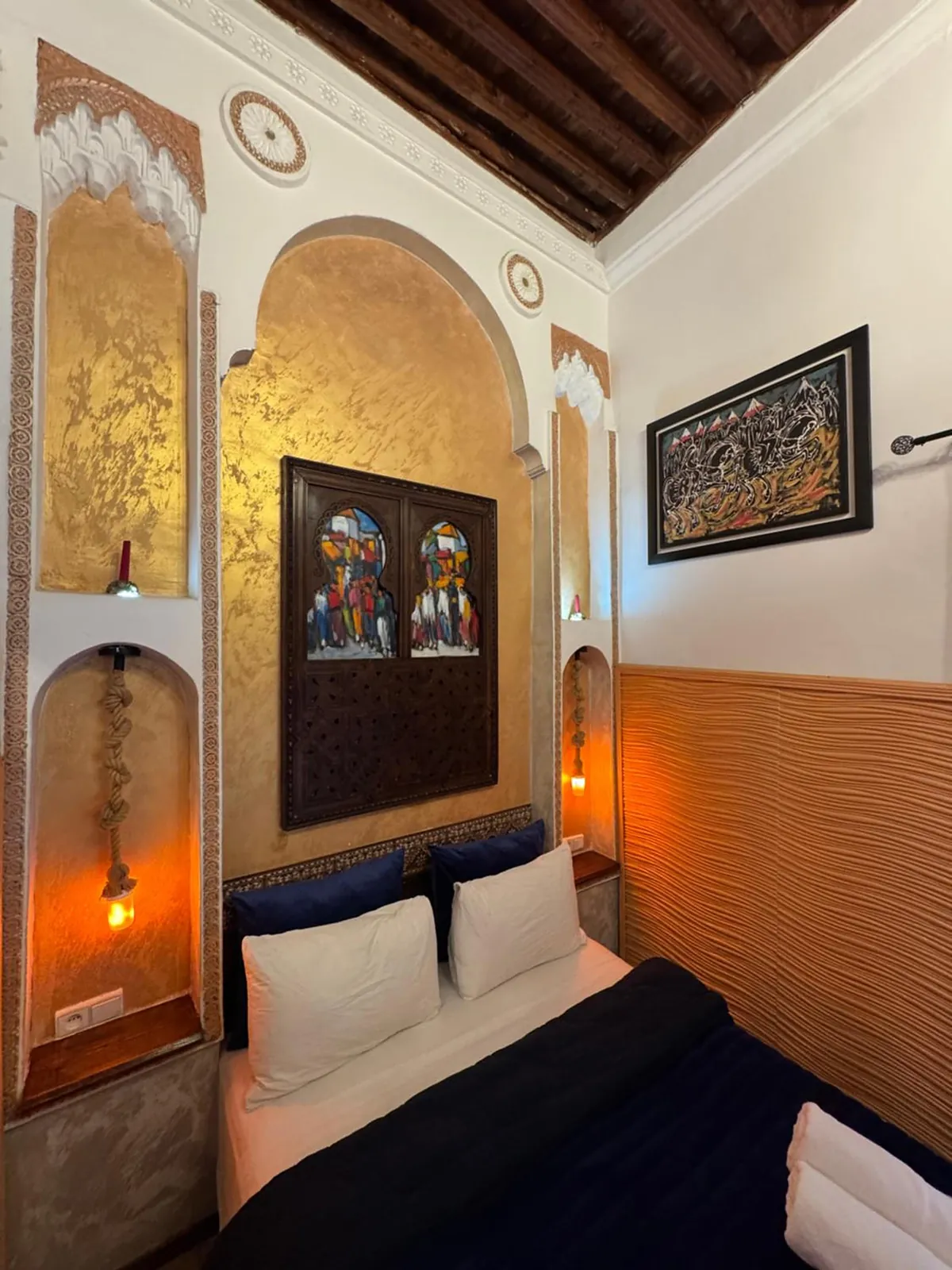 La chambre Mogador, tableau au-dessus du lit