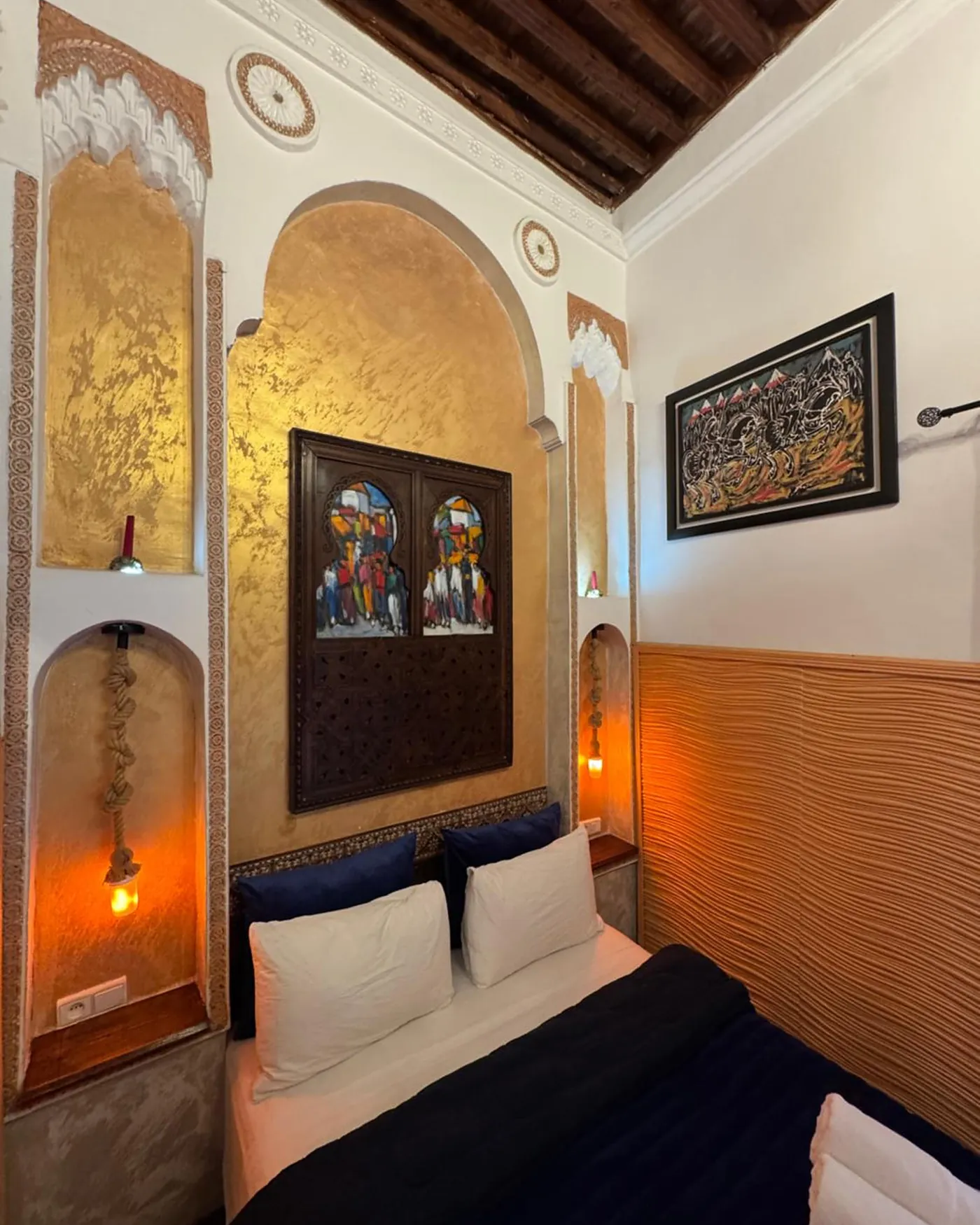 La chambre Mogador, tableau au-dessus du lit