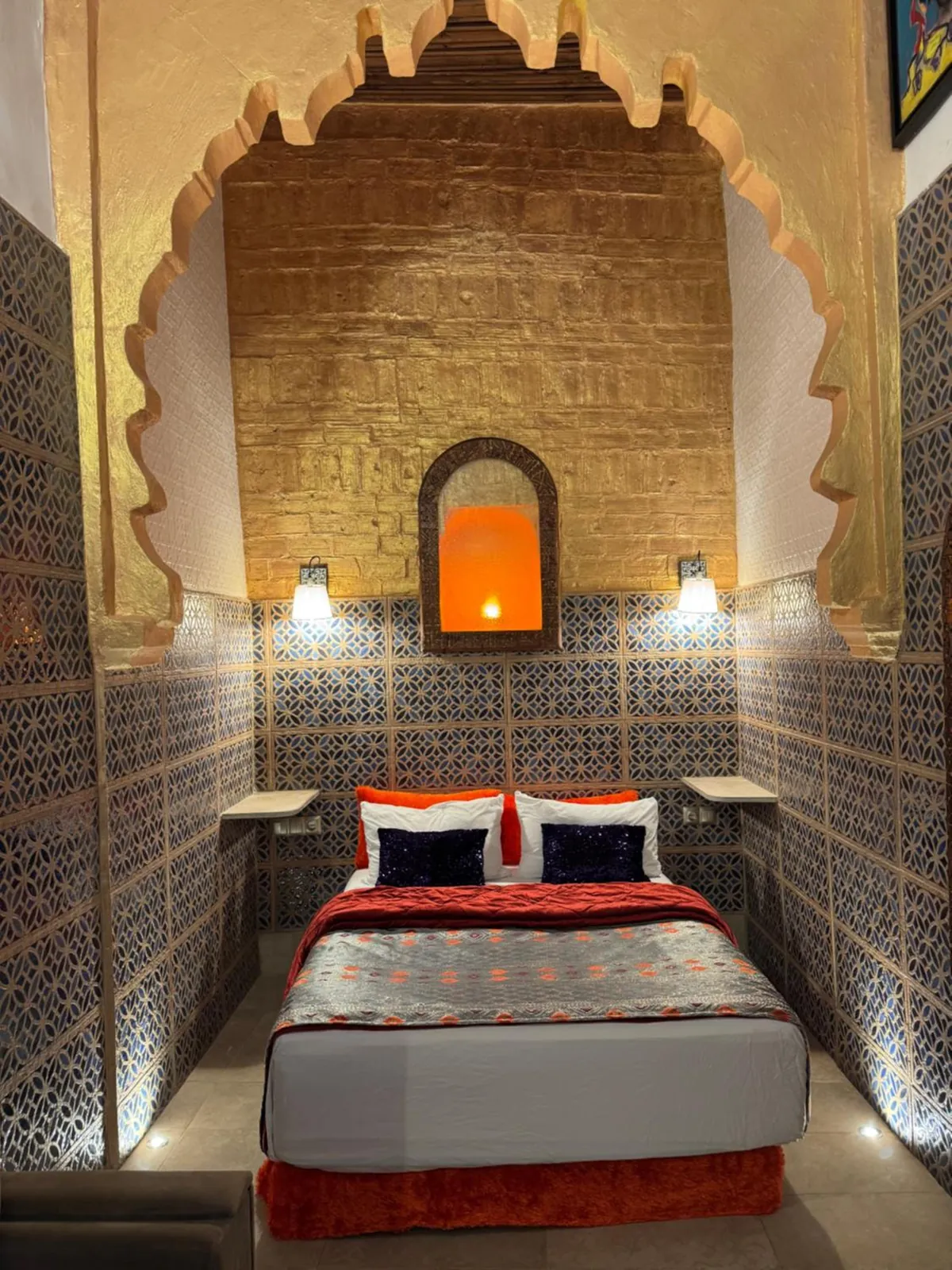 La chambre Deluxe, l’arc sculpté au-dessus du lit