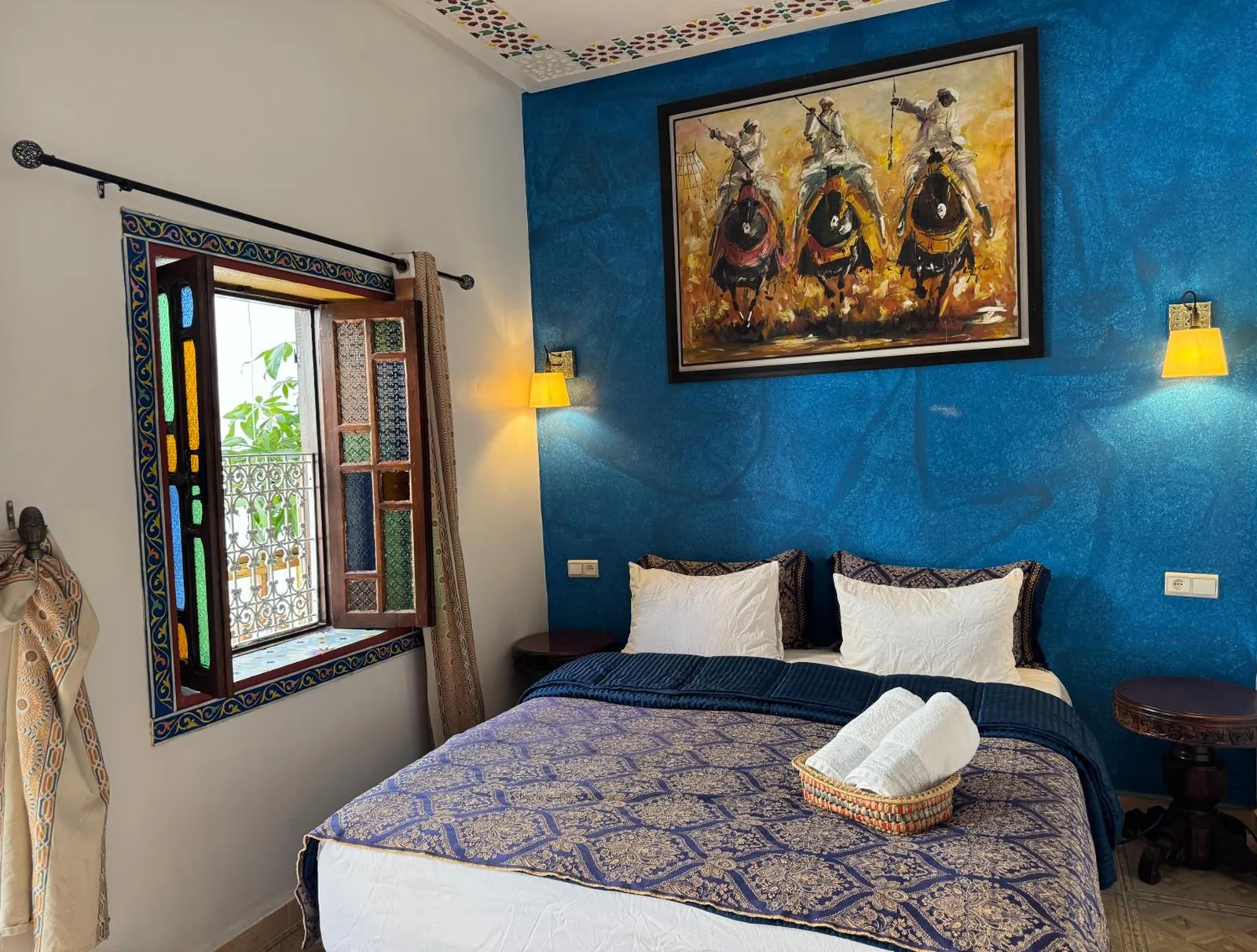 La chambre quadruple, mur bleu et grand tableau