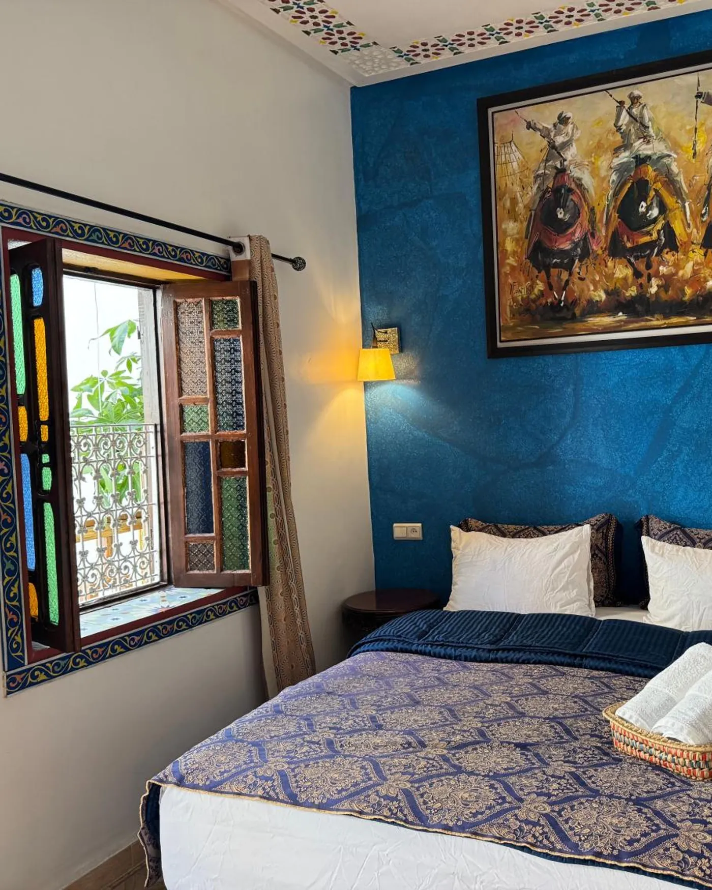 La chambre quadruple, mur bleu et grand tableau