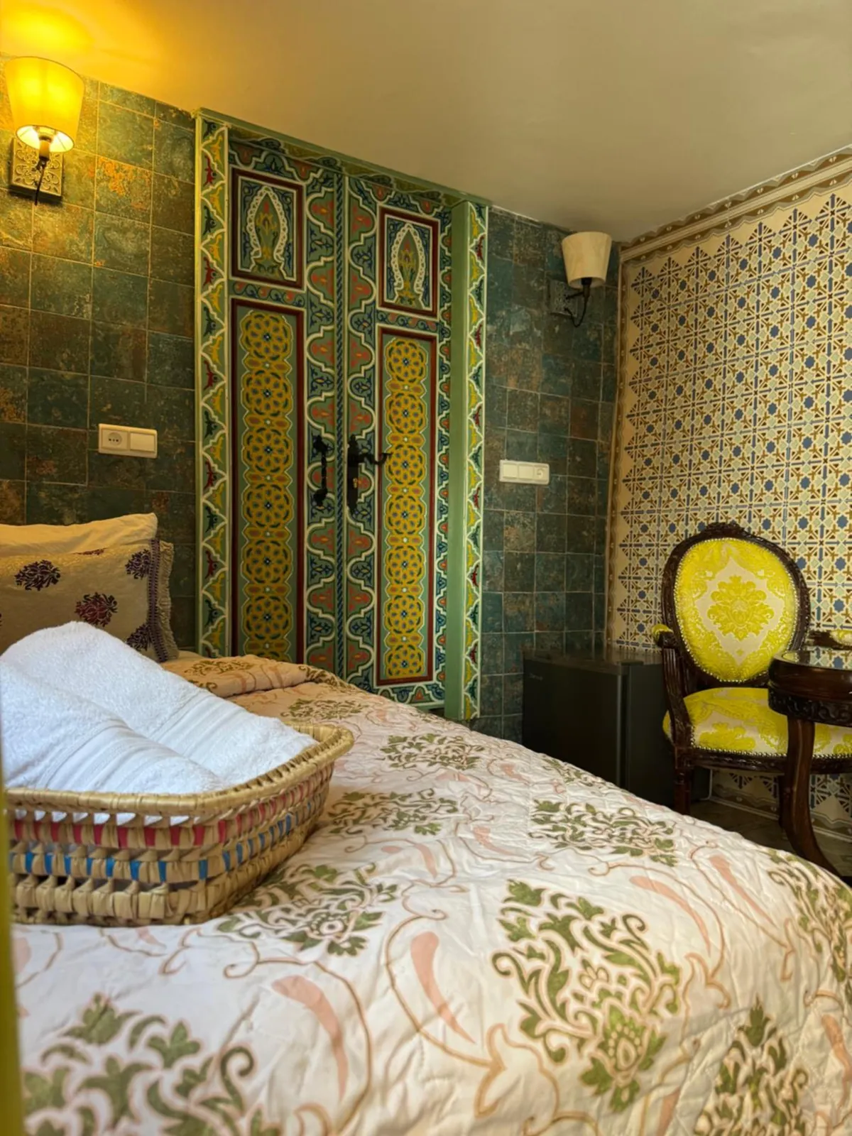 La chambre Jawhara, zellige vert et fauteuil jaune