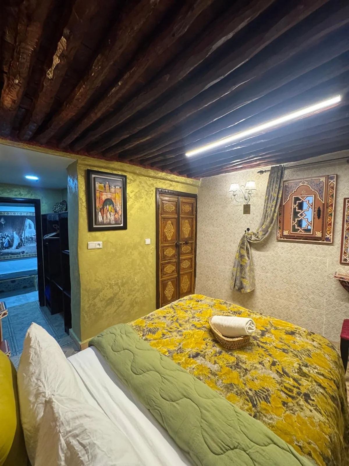 La chambre Argana, murs jaunes et plafond en bois