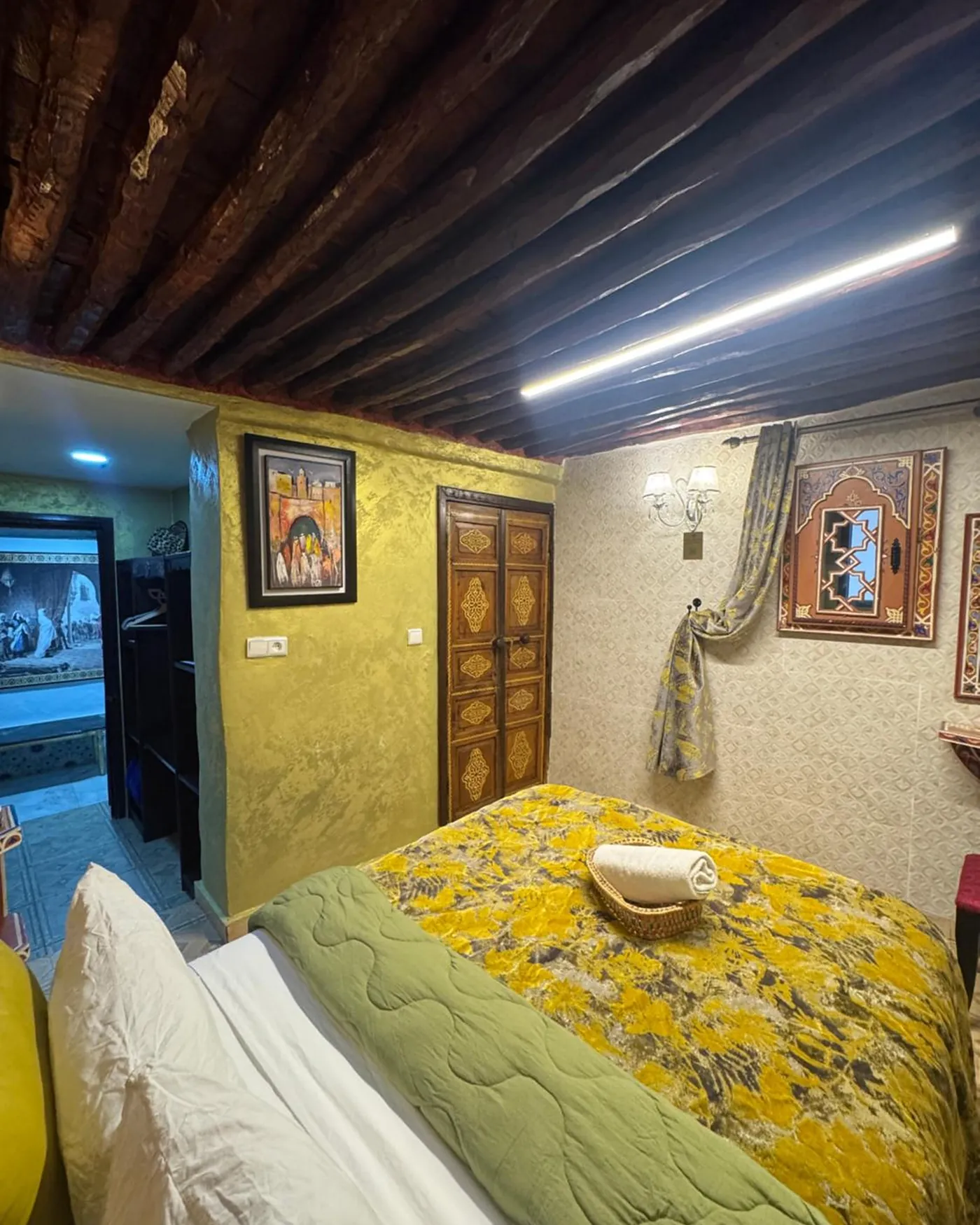 La chambre Argana, murs jaunes et plafond en bois