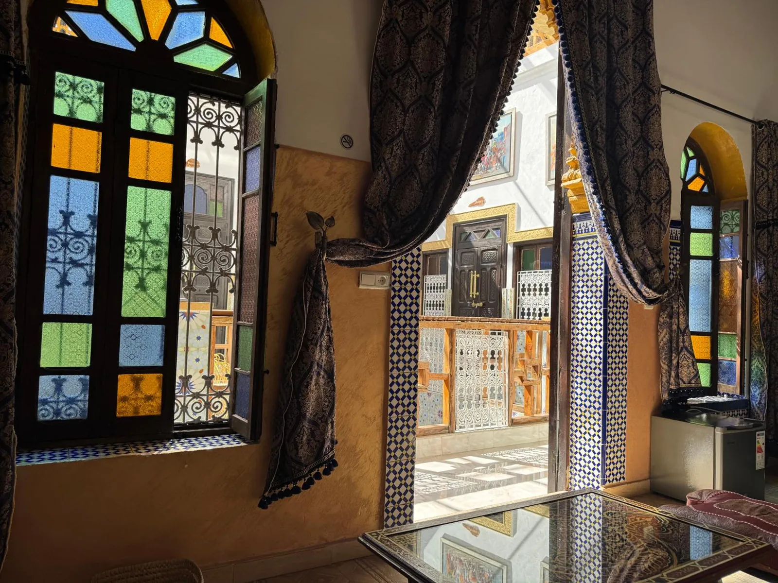 La chambre Supérieure, vitrail et rideaux