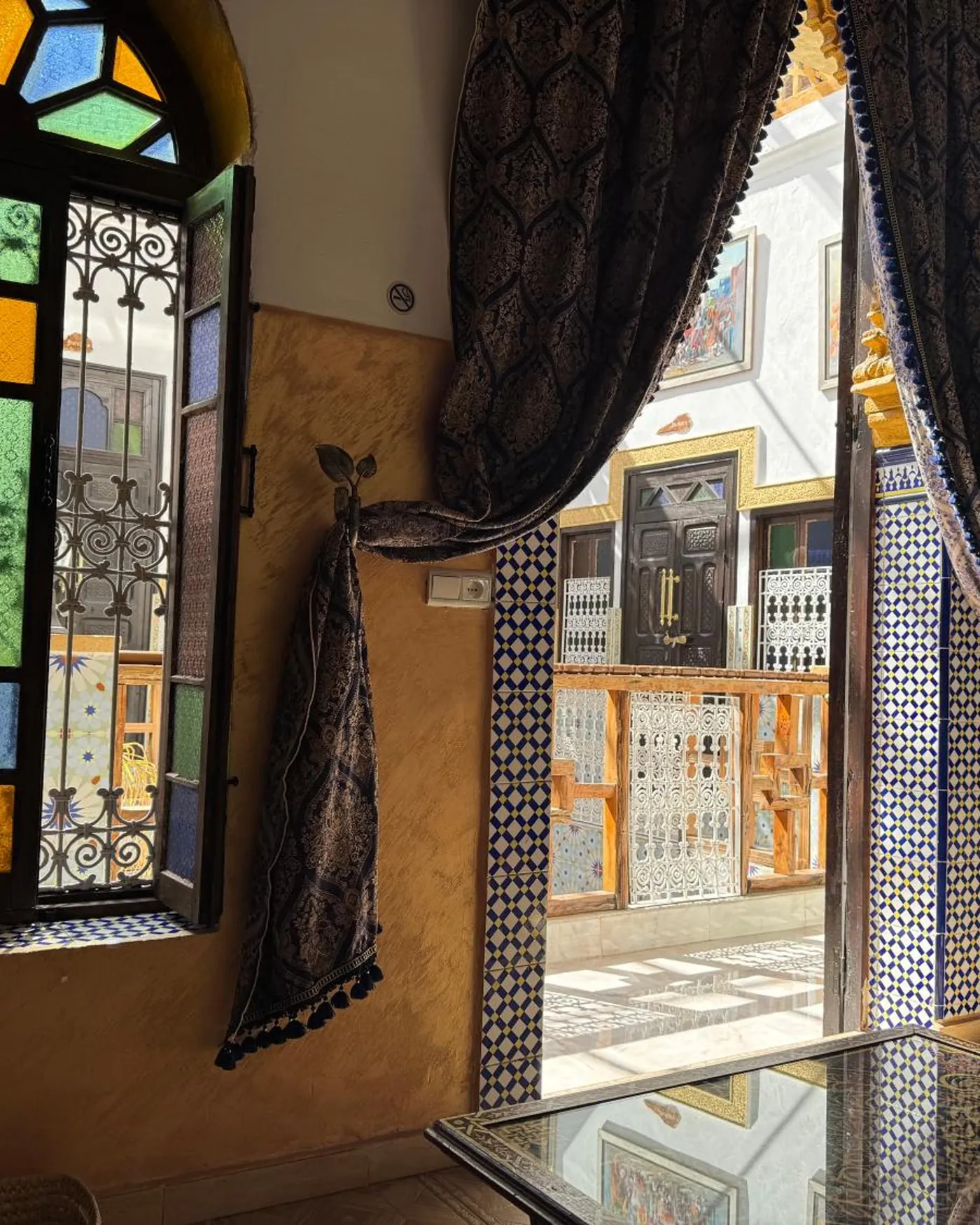 La chambre Supérieure, vitrail et rideaux