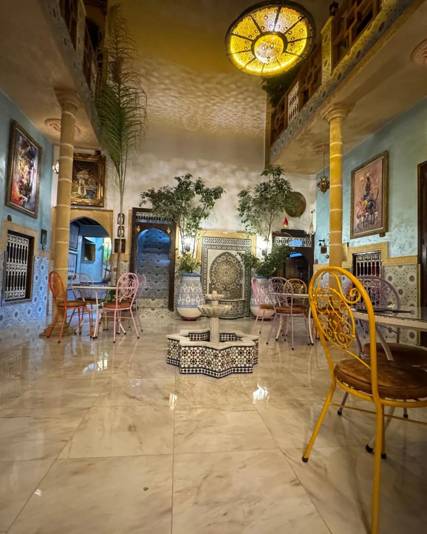 Le patio, ses tables et ses tableaux