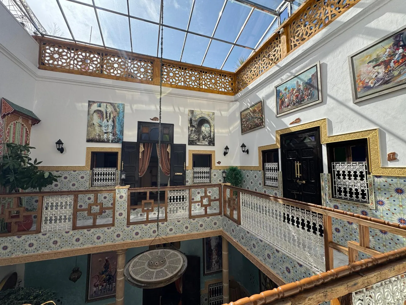 Le patio vu de la galerie de l’étage, sous la verrière