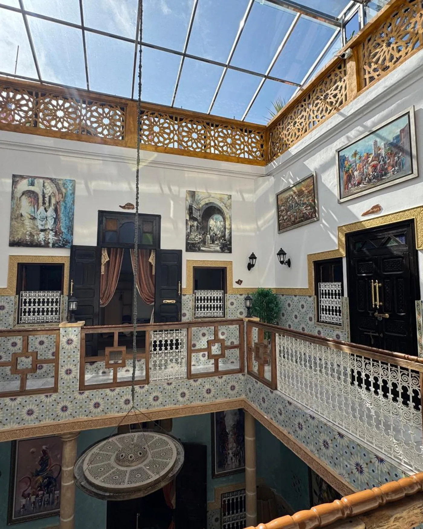 Le patio vu de la galerie de l’étage, sous la verrière
