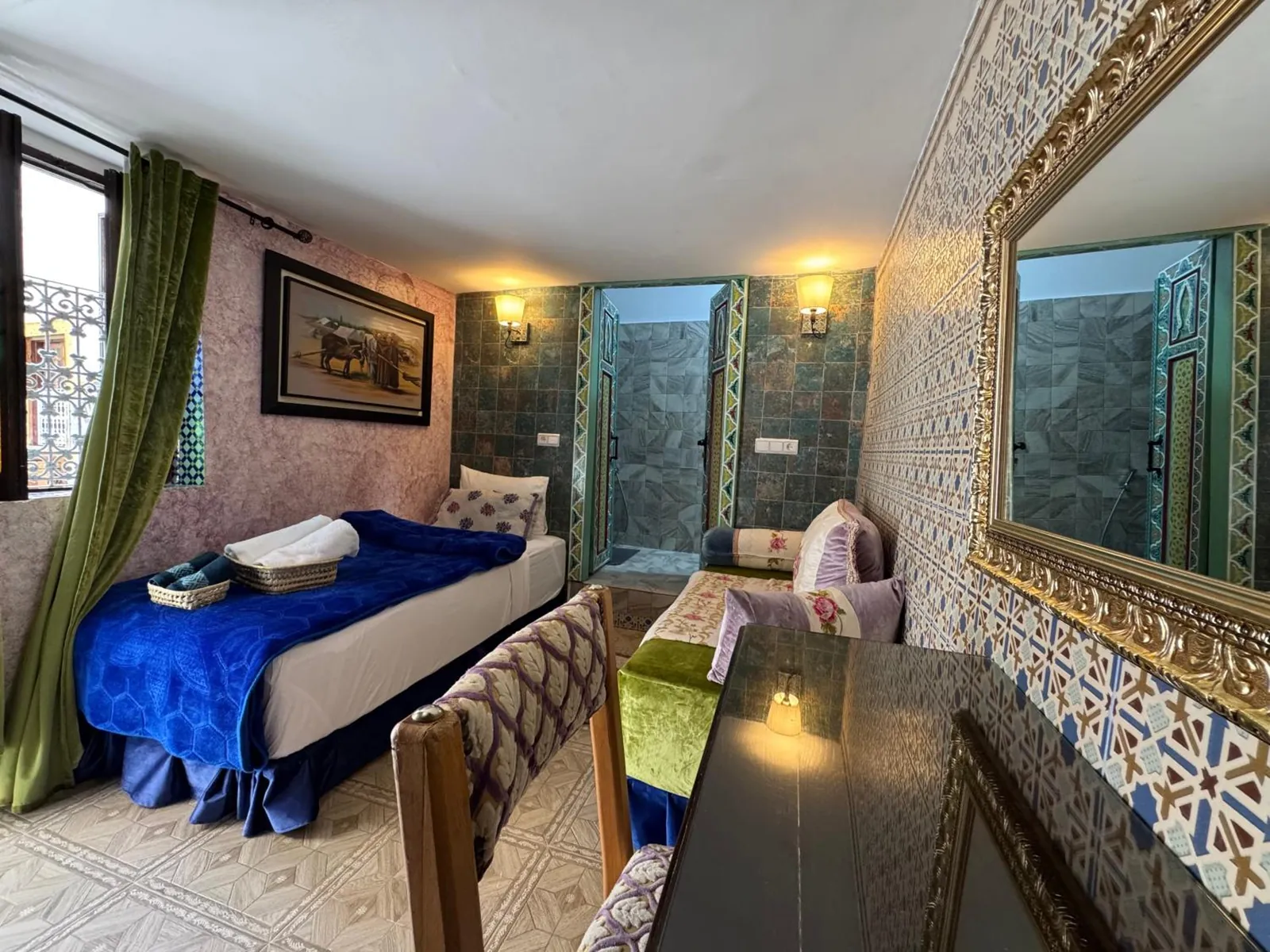 La chambre Jawhara, couvre-lit bleu et zellige