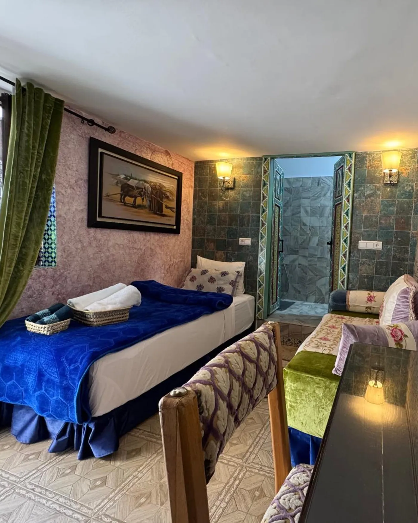 La chambre Jawhara, couvre-lit bleu et zellige