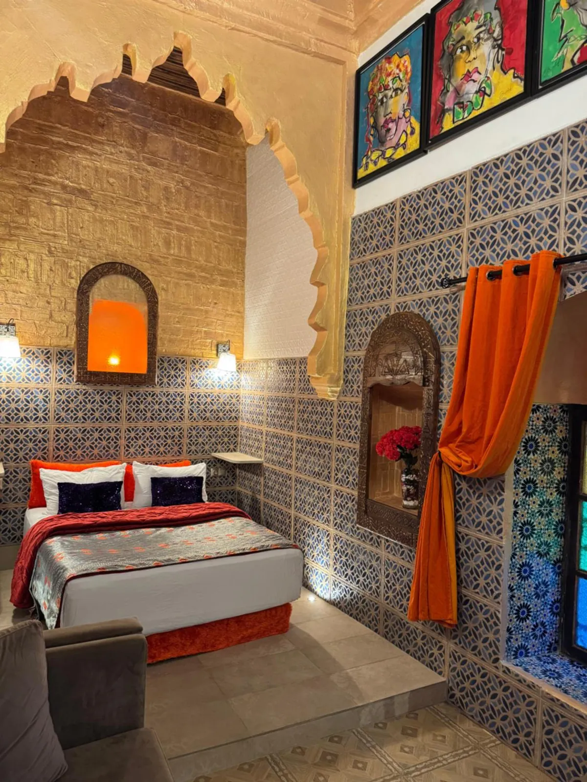 La chambre Deluxe, le lit sous un arc de plâtre sculpté