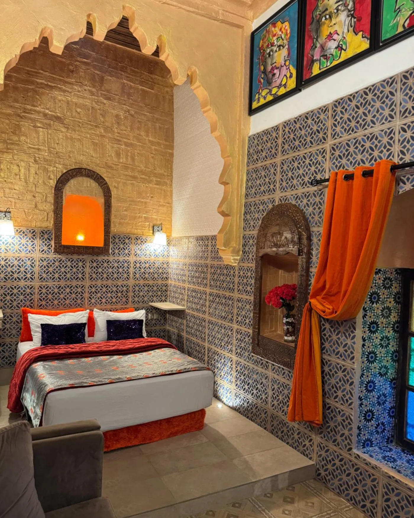 La chambre Deluxe, le lit sous un arc de plâtre sculpté