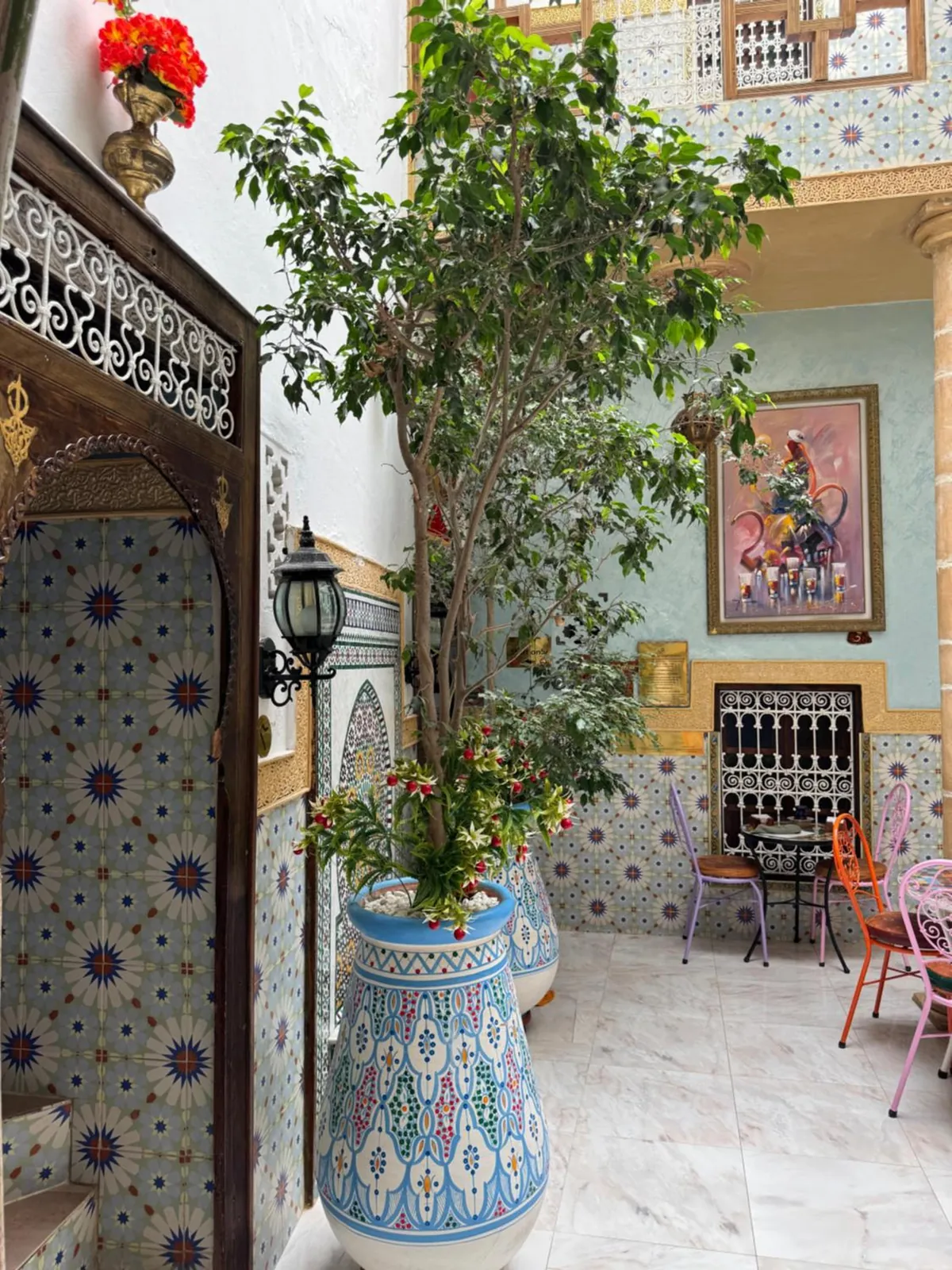 Le patio, un grand vase en céramique et un arbre