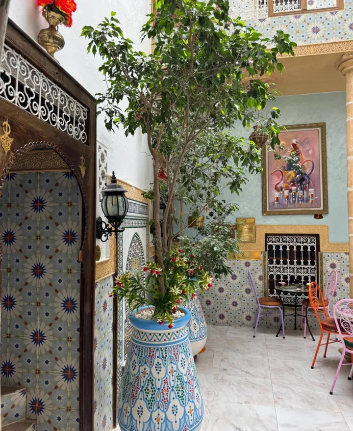 Le patio, un grand vase en céramique et un arbre