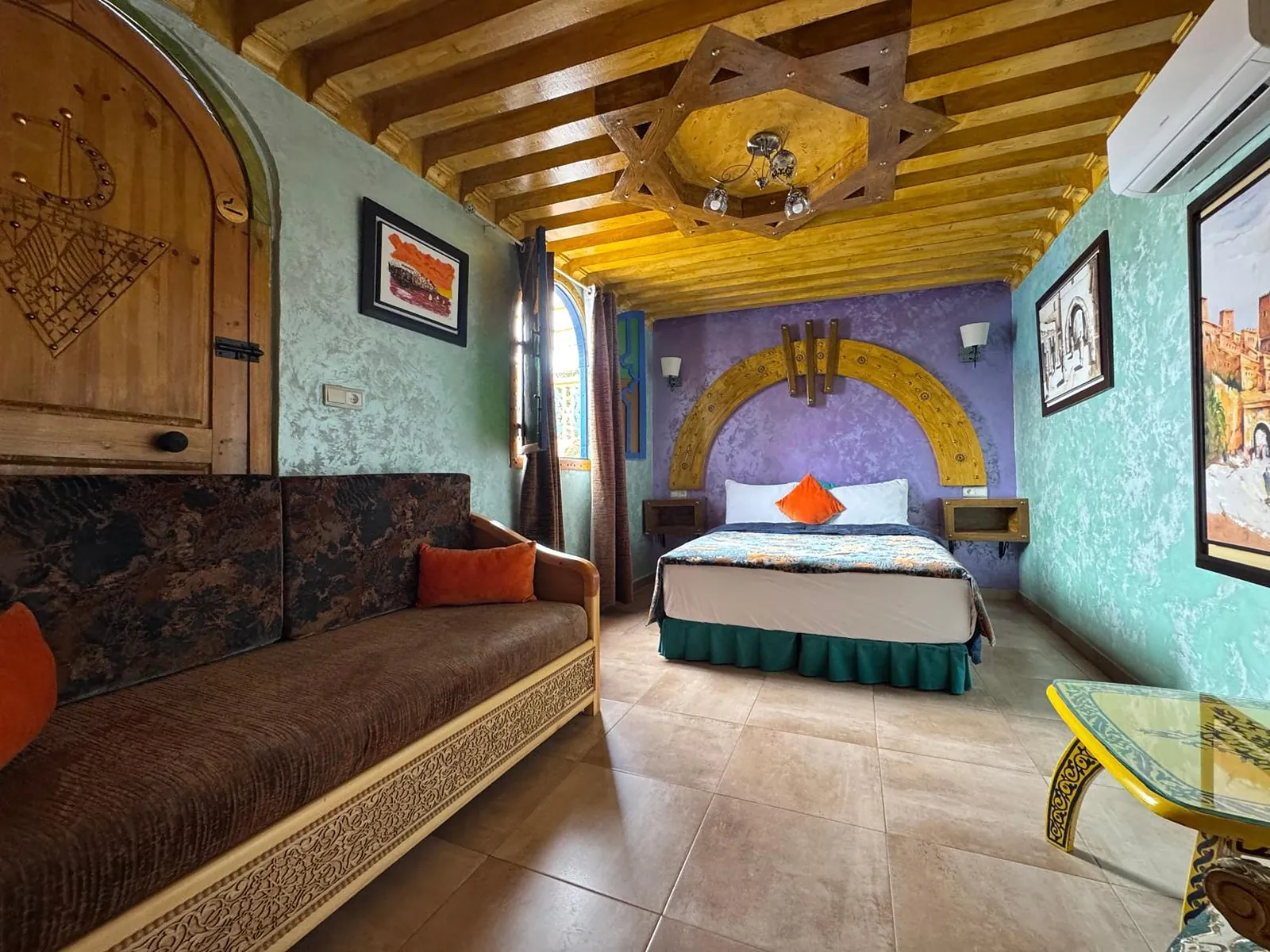 La chambre Deluxe avec terrasse, le lit dans une niche