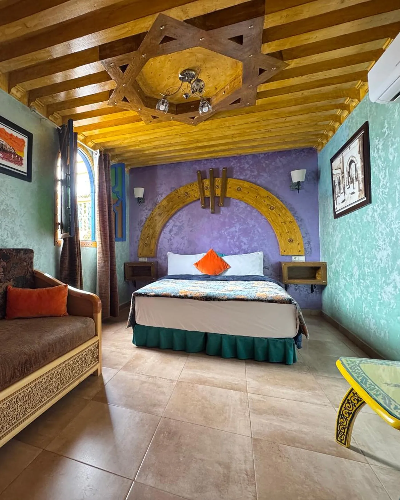 La chambre Deluxe avec terrasse, le lit dans une niche