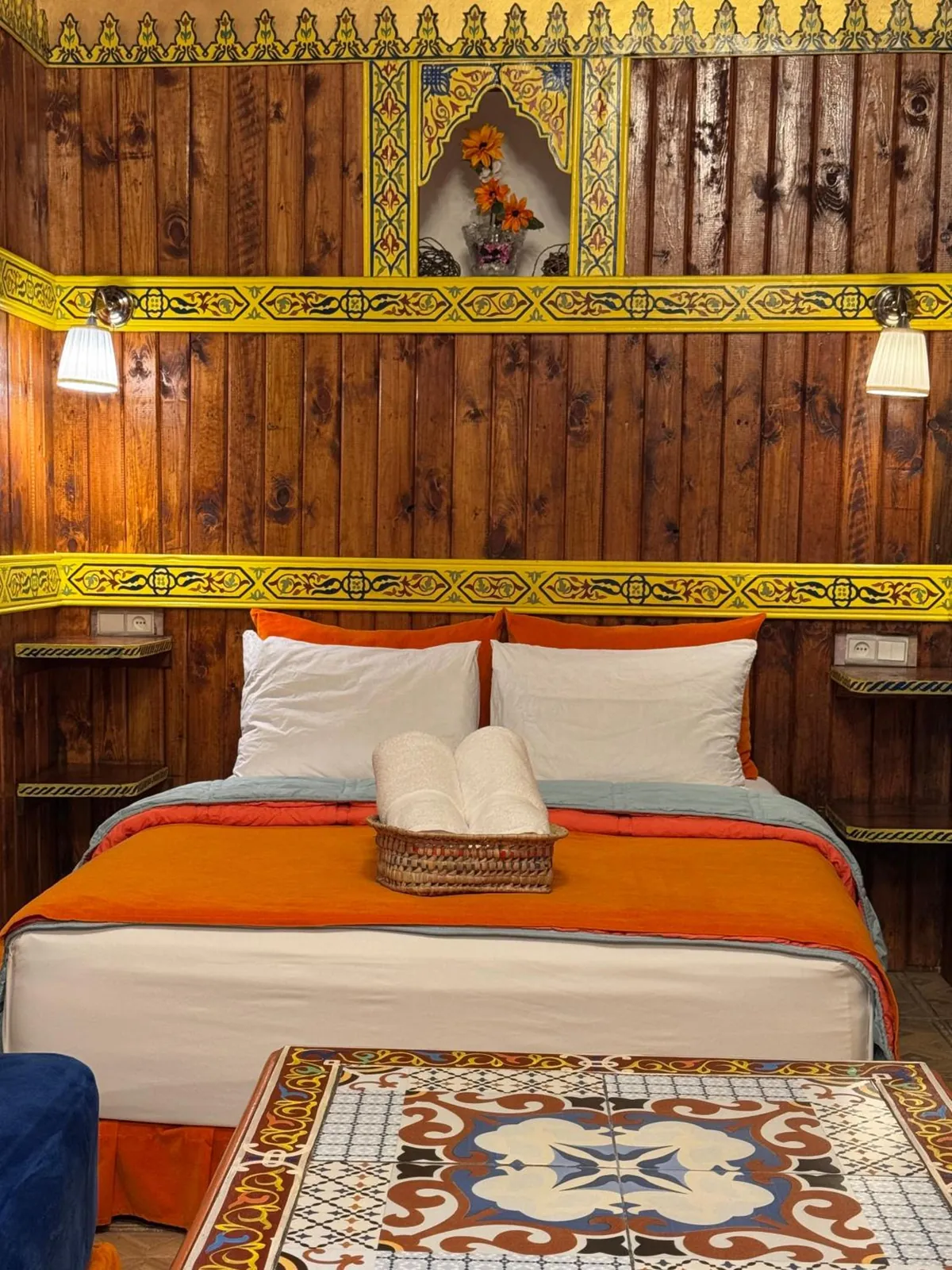La chambre triple, boiseries et couvre-lit orange