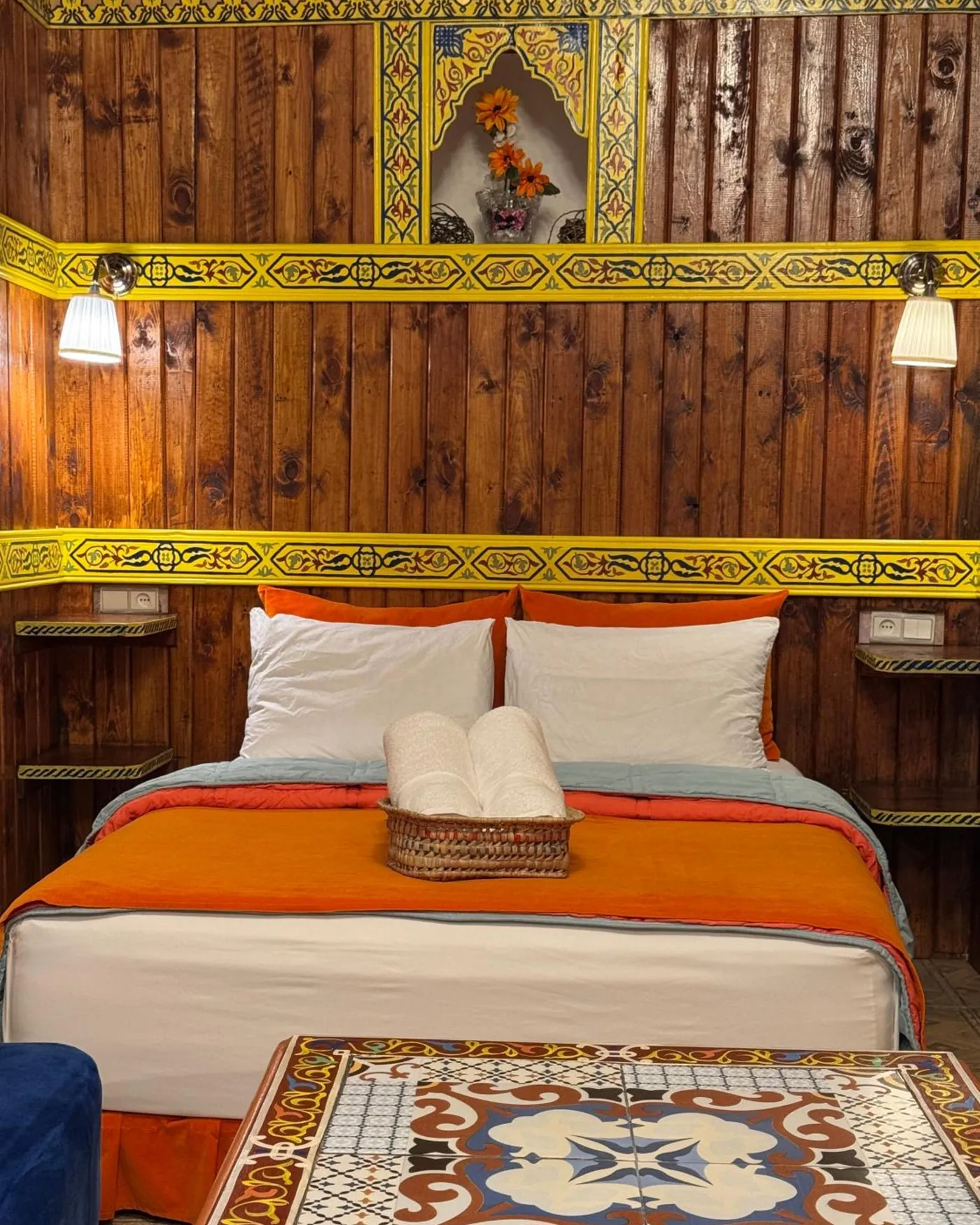La chambre triple, boiseries et couvre-lit orange