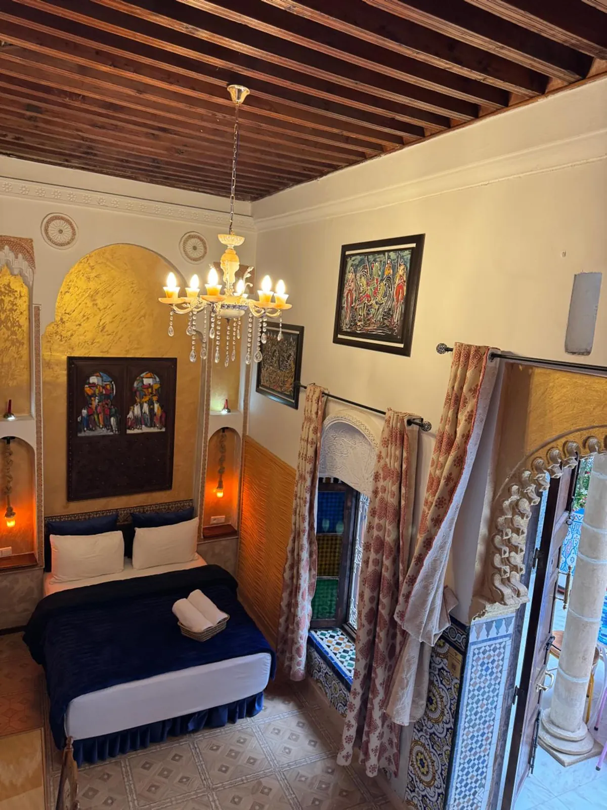 La chambre Mogador, lustre et niches éclairées