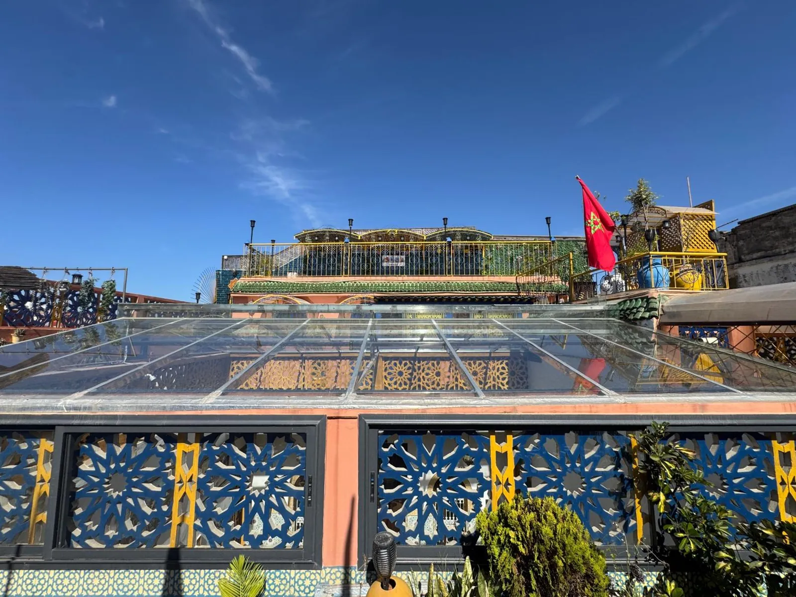 Le rooftop, ses garde-corps ajourés et la verrière