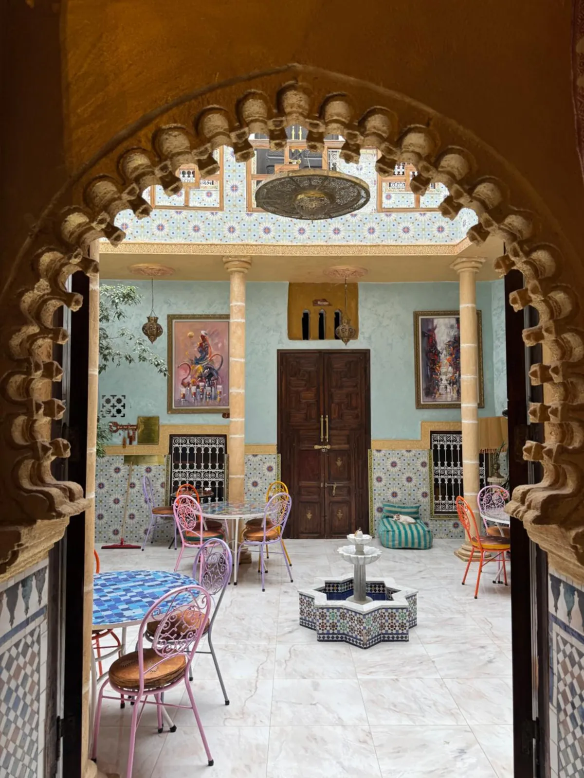 Le patio vu à travers l’arc sculpté de la chambre Mogador