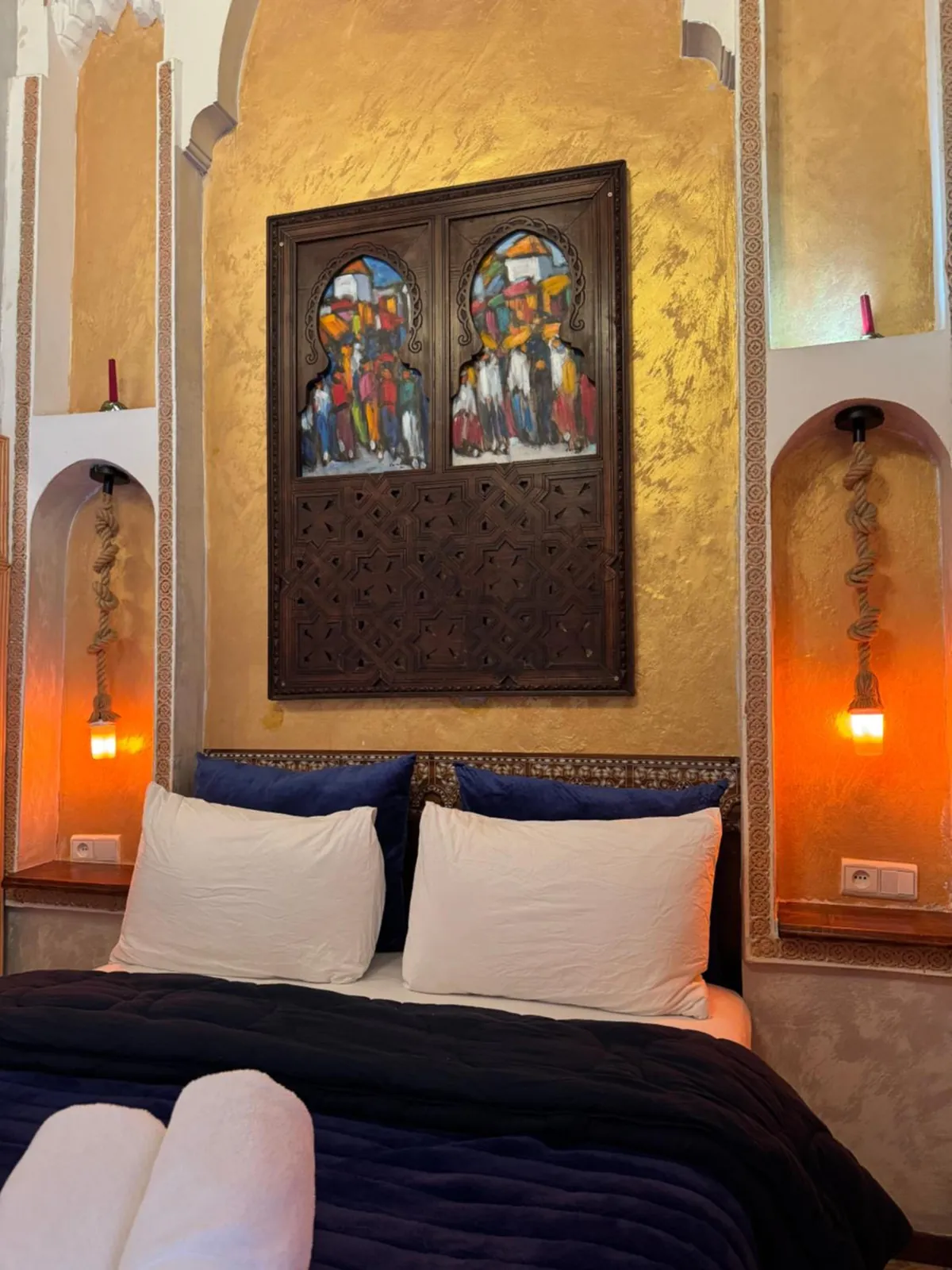La chambre Mogador, le lit et le tableau