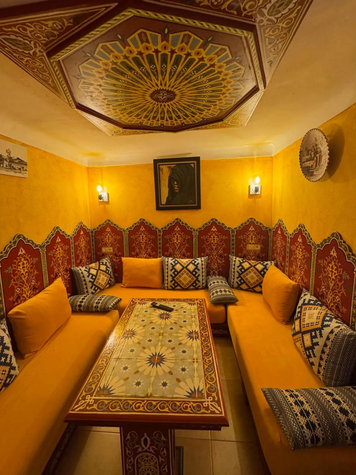 Le salon marocain, banquettes jaunes et plafond octogonal