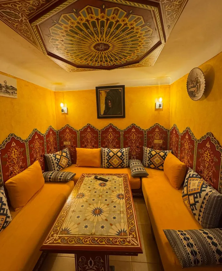 Le salon marocain, banquettes jaunes et plafond octogonal