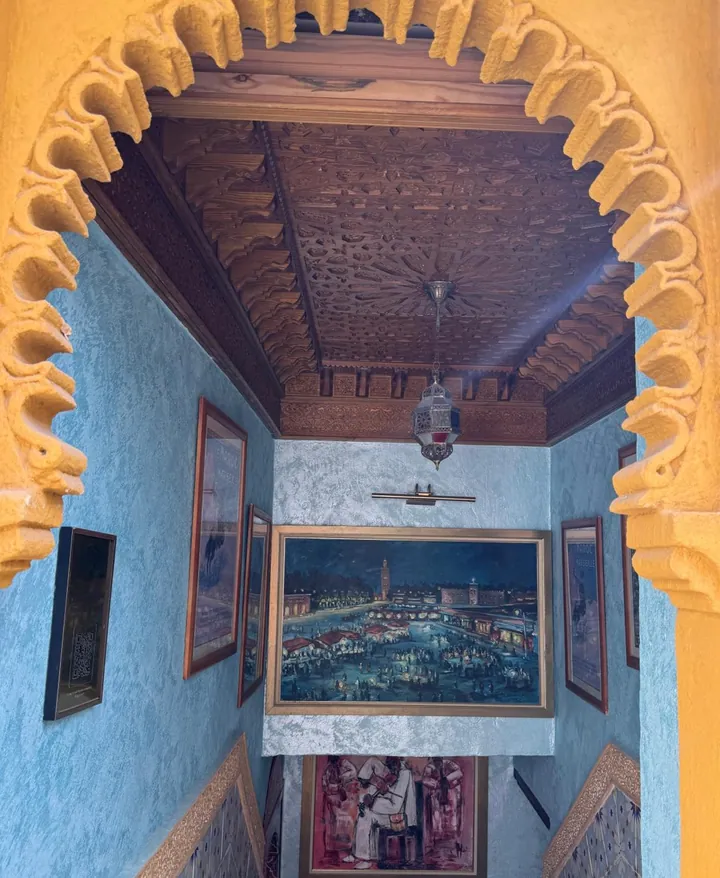 L’escalier bleu vu sous un arc de plâtre sculpté, plafond en cèdre