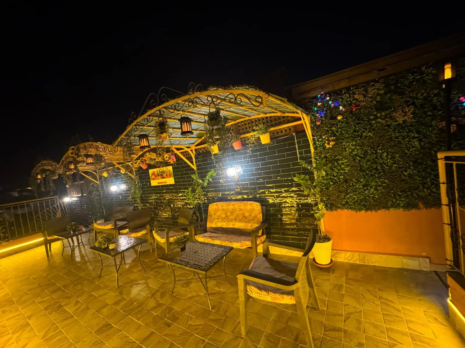 Le rooftop le soir, lanternes allumées