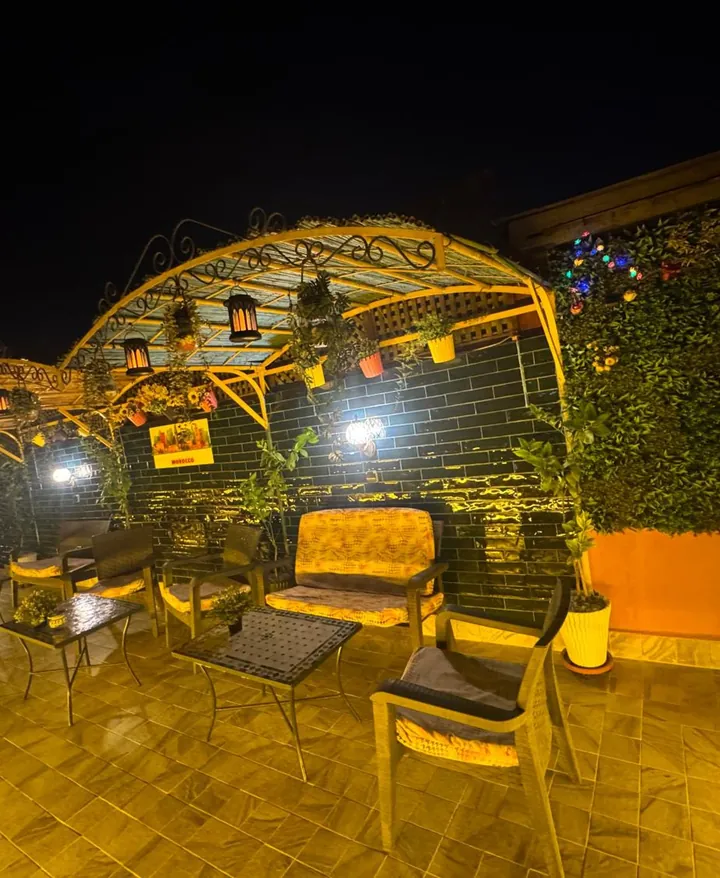 Le rooftop le soir, lanternes allumées