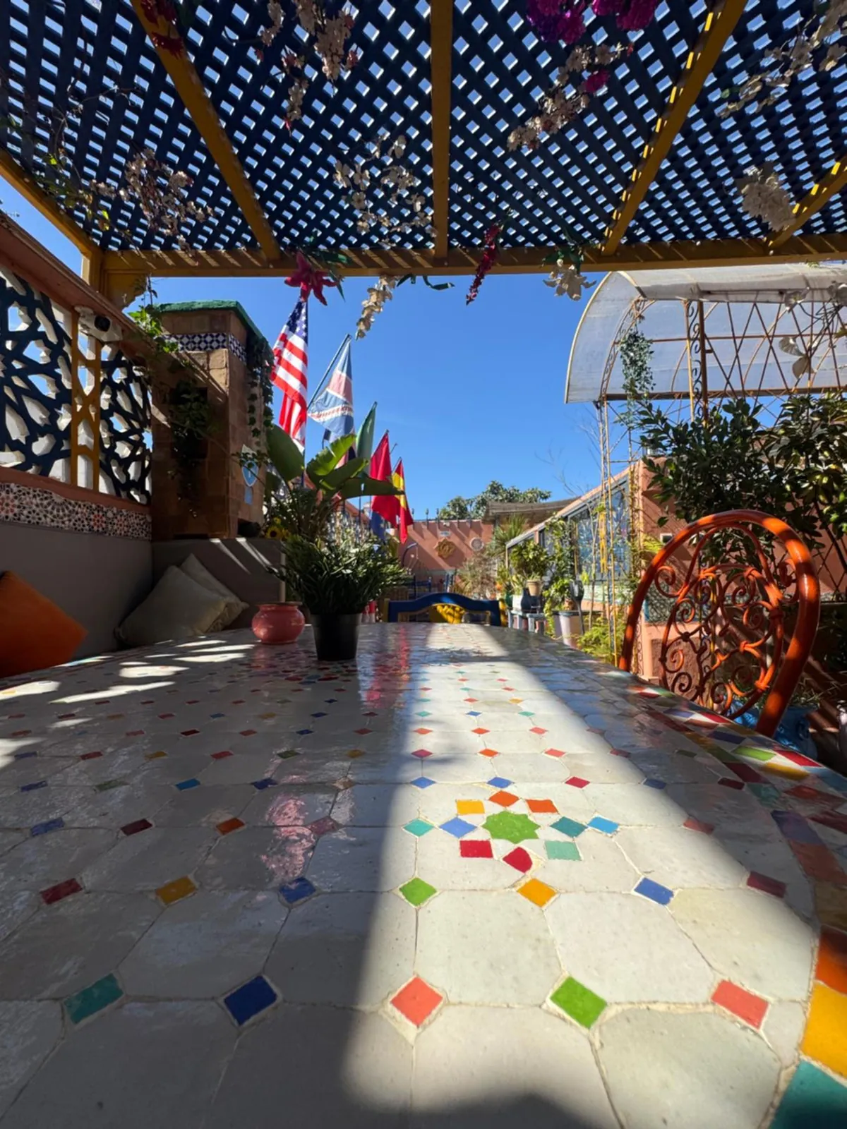 Le rooftop, la pergola en treillis bleu et le sol de zellige