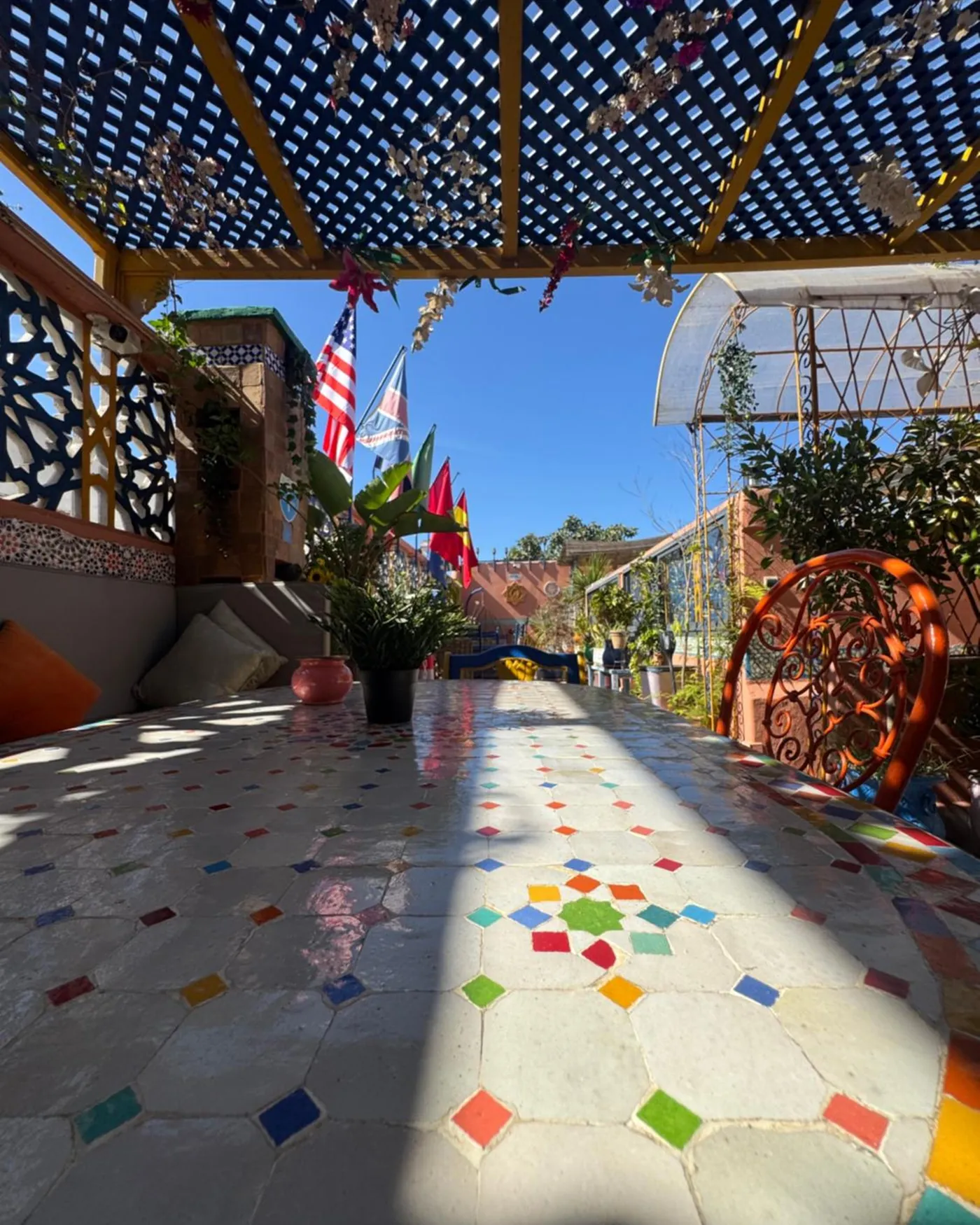 Le rooftop, la pergola en treillis bleu et le sol de zellige