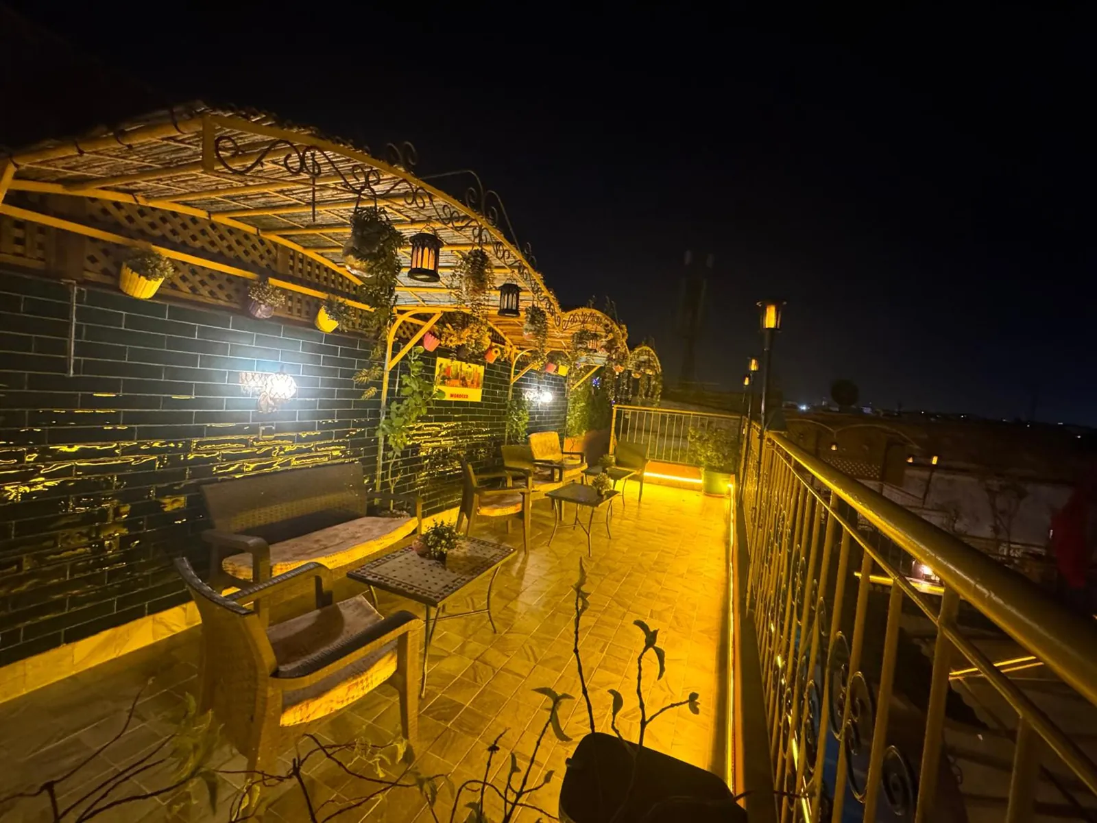 Le rooftop la nuit, la pergola éclairée