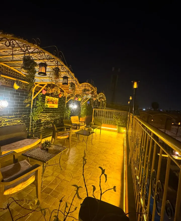 Le rooftop la nuit, la pergola éclairée