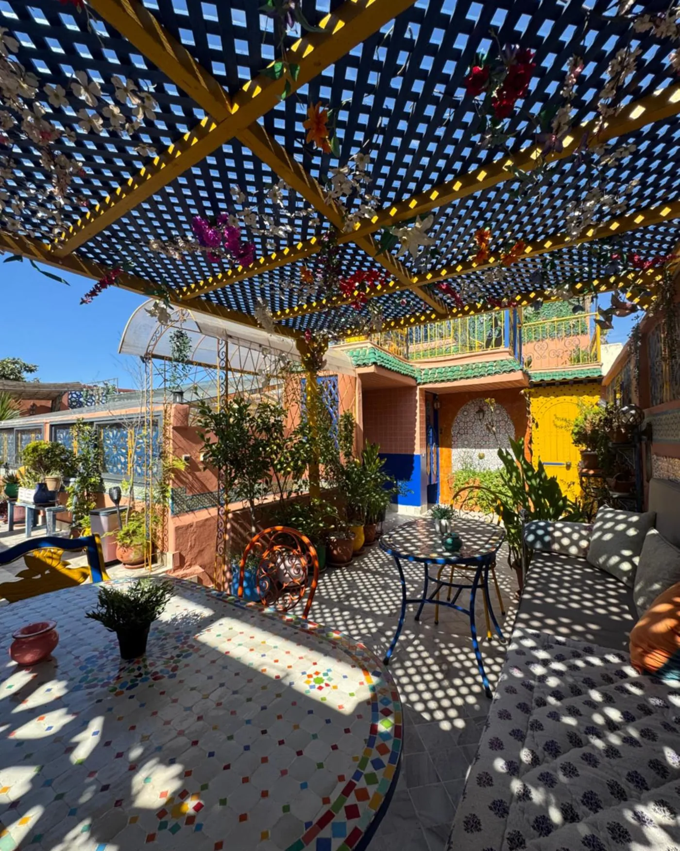 Le rooftop sous la pergola en treillis, son ombre en damier sur le sol