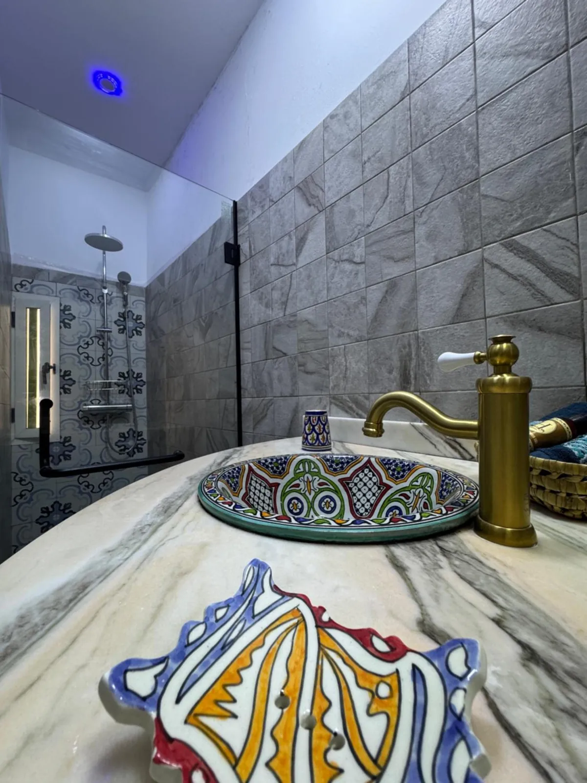 La salle de bains de la chambre Jawhara, vasque en céramique