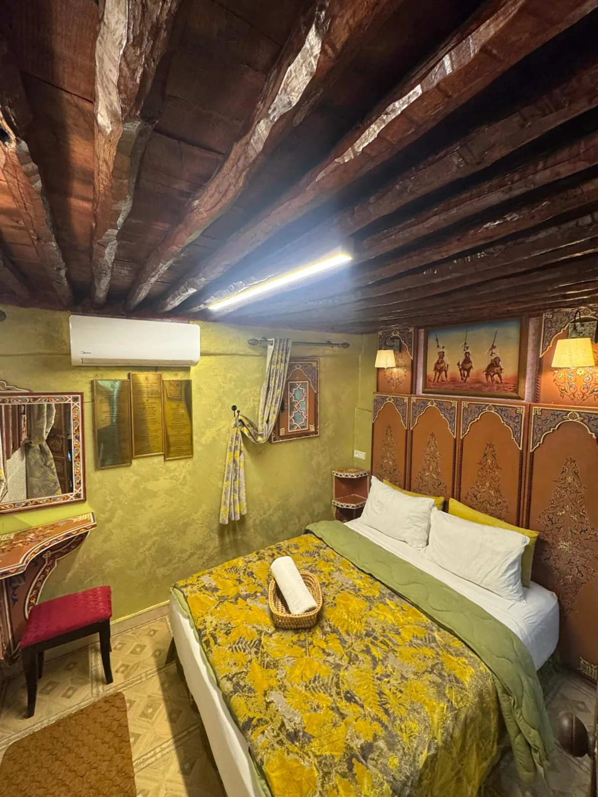 La chambre Argana, tête de lit sculptée